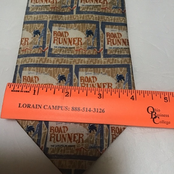 Looney Tunes 100% Silk Warner Brothers The Scrapes of Wrath Neutral Colors Tie - Picture 9 of 9